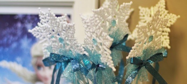 Frozen themed birthday party with Lots of Really Cute Ideas via Kara's Party Ideas | Cake, decor, cupcakes, games and more! KarasPartyIdeas.com #frozenparty #frozen #partyplanning #partydecor #partydesign #partyideas (8)