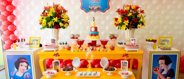 Snow White themed birthday party with lots of CUTE IDEAS via Kara's Party Ideas! full of decorating ideas, dessert, cake, cupcakes, favors and more! KarasPartyIdeas.com #snowwhite #snowwhiteandthesevendwarfs #snowwhiteparty #partystyling #eventstyling #partyideas (1)