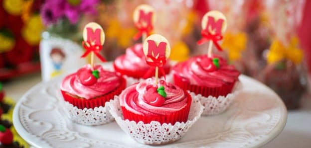 Snow White + Apple themed birthday party with Such Cute Ideas via Kara's Party Ideas! Full of decorating tips, cupcakes, favors, printables, tutorials, and MORE! #snowwhite #snowwhiteparty #poisonedapple #appleparty #partyideas #partystyling #eventstyling (1)