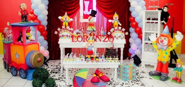 Circus themed birthday party with Such Cute Ideas via Kara's Party Ideas! Full of decorating ideas, cupcakes, cake, printables, games, favors, and MORE! #circus #circusparty #carnival #carnivalparty #partyplanning #partyideas (2)