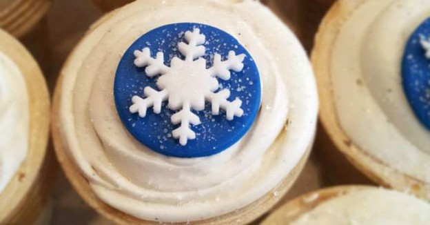 Disney's Frozen themed birthday party with SUCH CUTE IDEAS via Kara's Party Ideas! full of decorating ideas, recipes, cakes, cupcakes, games, favors, printables, and MORE! #frozen #frozenparty #doyouwannabuildasnowman #partystyling #partyplanning #eventplanner #partydesign #eventplanning (1)