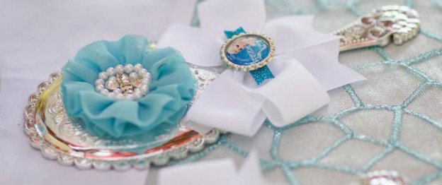 Frozen themed birthday party with Lots of REALLY CUTE IDEAS via Kara's Party Ideas | Cake, decor, printables, recipes, games, and MORE! KarasPartyIdeas.com #frozen #frozenparty #partyplanning #partyideas #partydecor #partystyling #eventplanner (1)