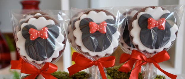 Minnie Mouse themed birthday party with Lots of Really Cute Ideas via Kara's Party Ideas | Cake, decor, desserts, favors, games, and more! KarasPartyIdeas.com #minniemouse #minniemouseparty #partydecor #partyideas #partystyling #eventplanning (1)
