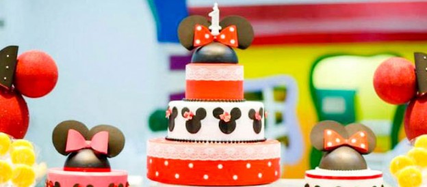 Minnie Mouse themed birthday party via Kara's Party Ideas KarasPartyIDeas.com Invitation, food, decor, cake, cupcakes, printables and more! #minniemouseparty #karaspartyideas #partyideas #partydecor (1)