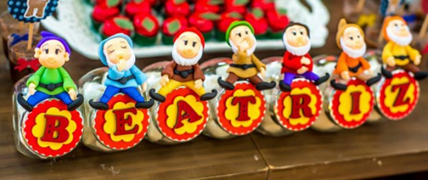 Snow White themed princess party via Kara's Party Ideas KarasPartyIdeas.com #snowwhite #snowwhiteparty #sevendwarfs #karaspartyideas Cake, printables, suppplies, decor, desserts, and more! (2)
