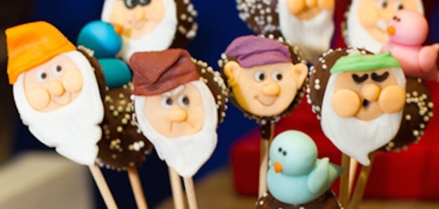 Snow White birthday party via Kara's Party Ideas KarasPartyIdeas.com Cake, banners, decor, favors, and more! #snowwhite #snowwhiteparty #snowwhitebirthdayparty (2)