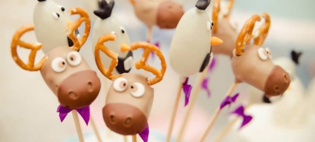 Frozen themed birthday party via Kara's Party Ideas KarasPartyIdeas.com Cake, decor, cupcakes, favors, supplies, and more! #frozen #frozenparty #frozenpartyideas (1)