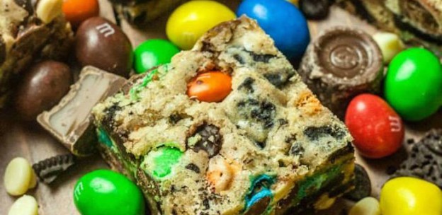 Chocolate Overload Cookie Bar Recipe via Kara's Party Ideas KarasPartyIdeas.com Party supplies, recipes, cake, favors, tutorials and more! #chocolatebarrecipe #chocolatebars #chocolateoverload #karaspartyideas (2)