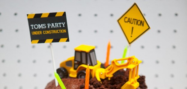 Come Dig With Me Construction Themed Birthday Party via Kara's Party Ideas KarasPartyIdeas.com Cake, decor, banners, desserts, food and more! #construction #constrcutionparty #constructionpartyideas #boypartyideas (1)
