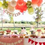 Cecília's finished picnic first birthday dessert table with balloon garland, cake, cupcakes and woodland decor