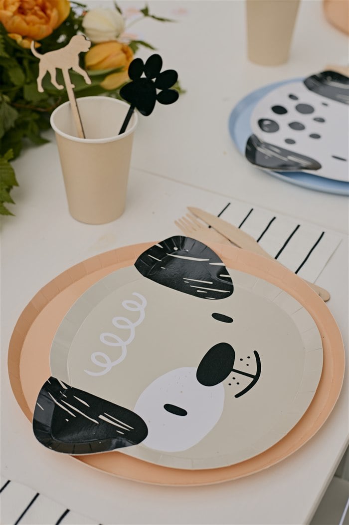 Peach puppy face plate at a fifth birthday table