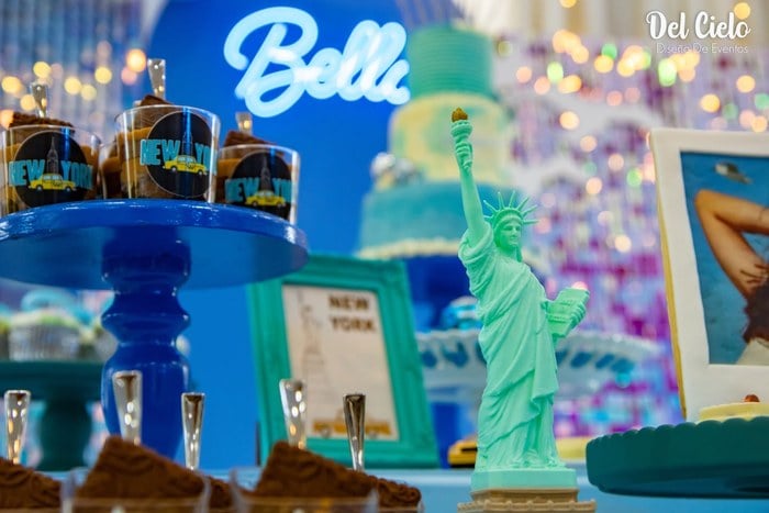 Mint Statue of Liberty and New York desserts at a Taylor Swift 1989 party